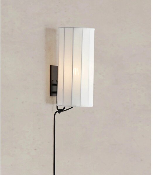 Lampada da parete bianca e nera con alimentazione a corrente Hikari – Markslöjd
