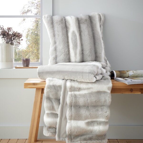 Coperta grigio chiaro in pelliccia finta 130x170 cm Flint – Catherine Lansfield