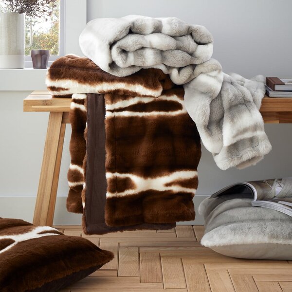 Coperta grigio chiaro in pelliccia finta 130x170 cm Flint – Catherine Lansfield