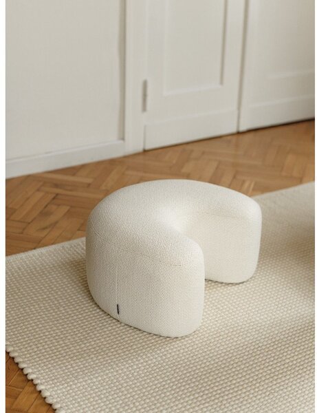 Poggiapiedi beige con rivestimento in bouclé Ü – noo.ma