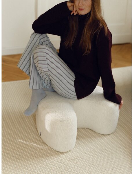 Poggiapiedi beige con rivestimento in bouclé Ü – noo.ma