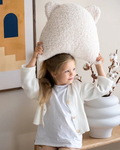Cuscino per divano da bambini color crema con rivestimento in bouclé Bear – Wigiwama