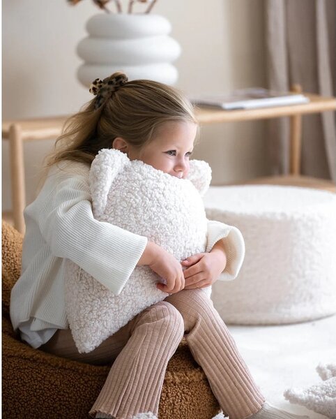 Cuscino per divano da bambini color crema con rivestimento in bouclé Bear – Wigiwama