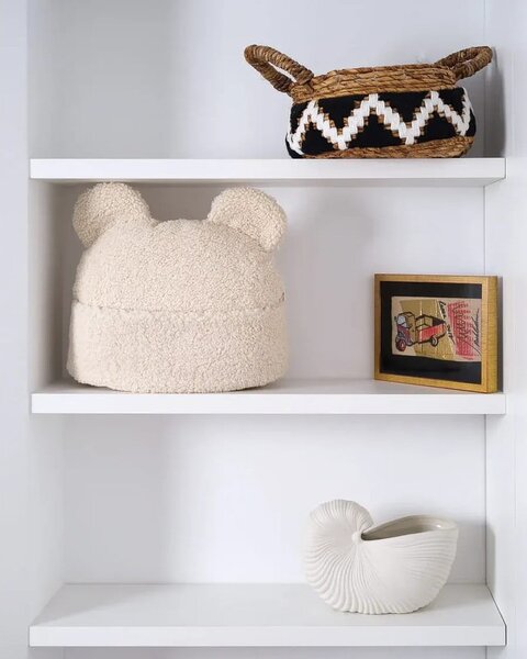 Cuscino per divano da bambini color crema con rivestimento in bouclé Teddy Pouch – Wigiwama