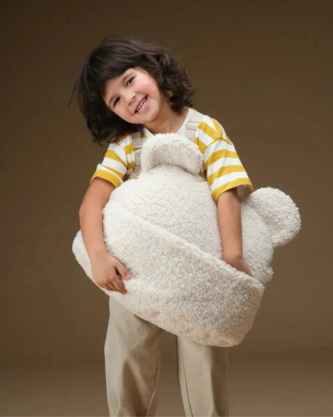 Cuscino per divano da bambini color crema con rivestimento in bouclé Teddy Pouch – Wigiwama