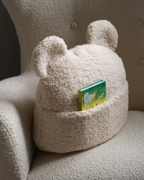 Cuscino per divano da bambini color crema con rivestimento in bouclé Teddy Pouch – Wigiwama