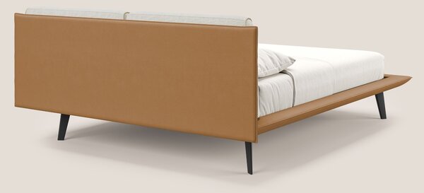 Petra letto di design bicolore con cuscini in piuma, piedini in mogano
