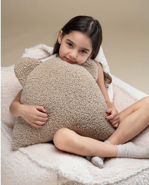 Cuscino per divano da bambini marrone chiaro con rivestimento in bouclé Bear – Wigiwama