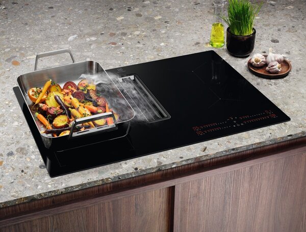 Electrolux Piano Cottura a Induzione con Cappa Integrata Aspirante 4 Fuochi Larghezza 80 cm colore Nero - KCC83410CK