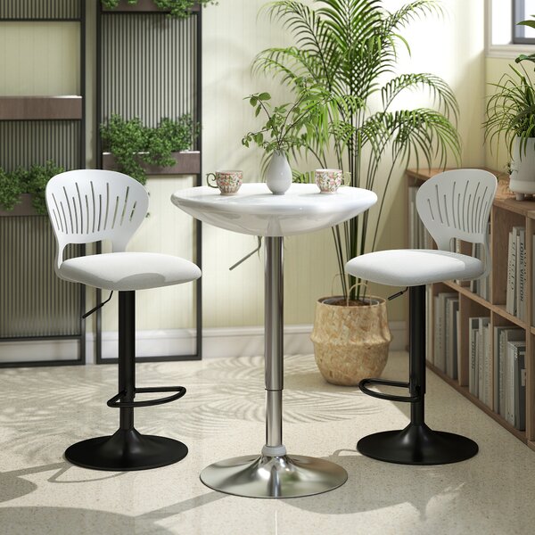 HOMCOM Set di 2 Sgabelli da Bar Girevoli a 360° Regolabili in Altezza 84-105 cm con Schienale Traforato e Poggiapiedi, Bianco | Aosom Italy