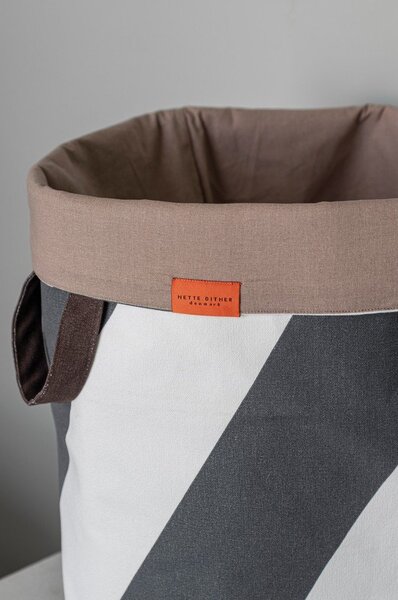 Cesta per il bucato grigia/color crema in tessuto 5 l Diagonal – Mette Ditmer Denmark