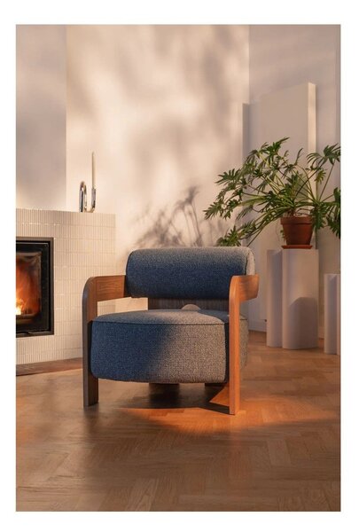 Poltrona blu polveroso con rivestimento in bouclé Oolong – Zuiver