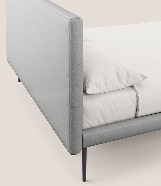 Midori letto imbottito trapuntato in ecopelle con piedini alti T04 gri