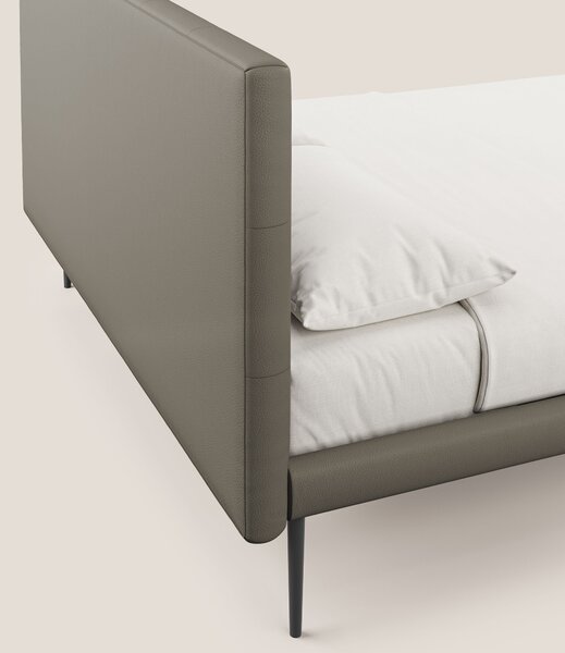 Midori letto imbottito trapuntato in ecopelle con piedini alti T04 tal
