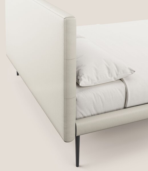 Midori letto imbottito trapuntato in ecopelle con piedini alti T04 bia
