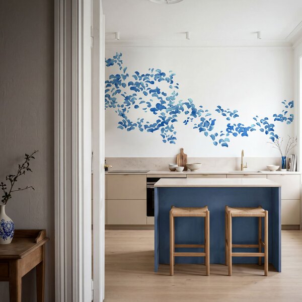 Carta da parati Petali di fiori blu su sfondo bianco, Carta da parati acquerello sul muro, Carta da parati popolare - Tapeko.it