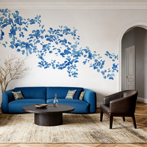 Carta da parati Petali di fiori blu su sfondo bianco, Carta da parati acquerello sul muro, Carta da parati popolare - Tapeko.it