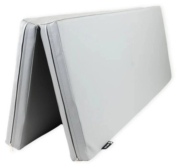 Tappetino pieghevole grigio, dimensioni approssimative: 105 x 82 x 6 cm, realizzato in ecopelle con nucleo in schiuma