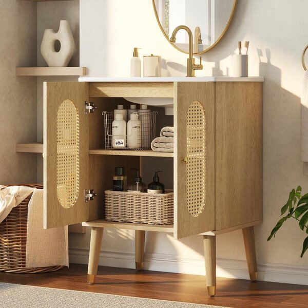 Mobile lavabo da 61 cm con lavabo in Vetroceramica, modello autoportante con finitura effetto legno naturale, dotato di due ante in rattan e due ripiani fissi per il bagno