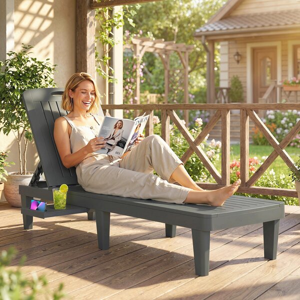 Outsunny Set di 2 lettini da giardino in plastica PP con vassoio laterale, reclinabili in 5 posizioni, grigio | Aosom Italy