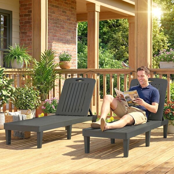 Outsunny Set di 2 lettini da giardino in plastica PP con vassoio laterale, reclinabili in 5 posizioni, grigio | Aosom Italy