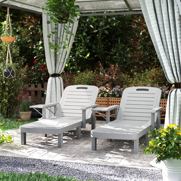 Set 2 Lettini da Giardino Regolabili 79x158x88 cm con Tavolino Pieghevole in Polipropilene Grigio Chiaro