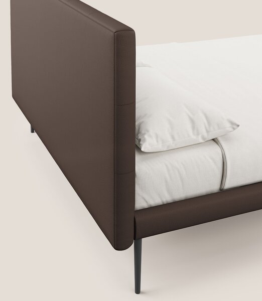 Midori letto imbottito trapuntato in ecopelle con piedini alti T04 mar