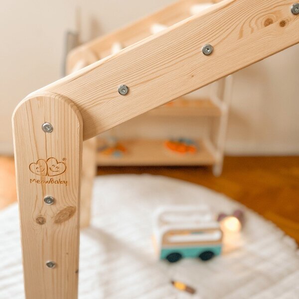 Pikler triangolo montessori rosa/di colore naturale in pino massiccio 112x61x94 cm Montessori – Meowbaby