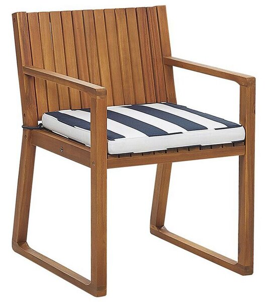 Sedia da giardino in legno di acacia marrone con cuscino del sedile blu navy e strisce bianche resistente all'acqua Beliani