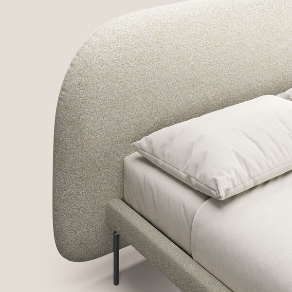 Soleil letto imbottito di design con piedi alti in metallo in bouclet
