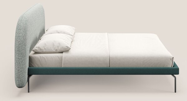 Soleil letto imbottito di design con piedi alti in metallo in bouclet