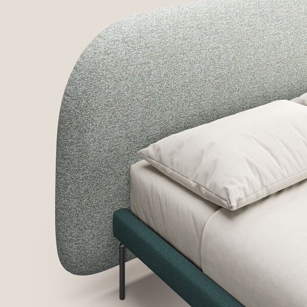 Soleil letto imbottito di design con piedi alti in metallo in bouclet
