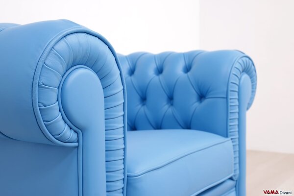 Piccola poltrona Chesterfield in Pelle Azzurro Cielo Saturo
