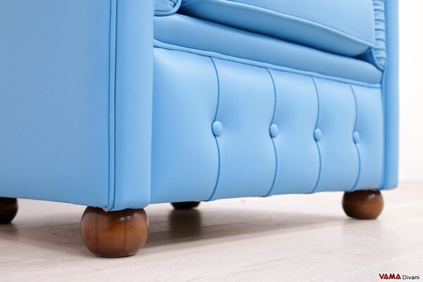 Piccola poltrona Chesterfield in Pelle Azzurro Cielo Saturo
