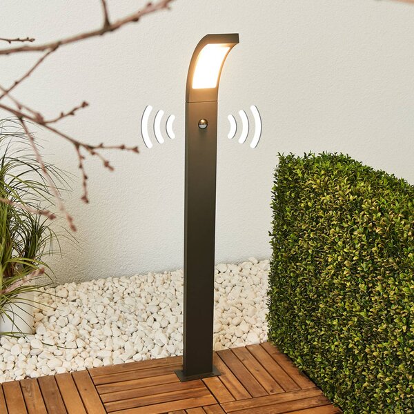 Lucande lampione a LED Juvia, 100 cm, rilevatore di movimento, IP54 Juvia, Nero, Alluminio, Moderno