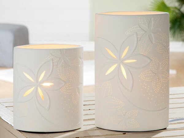 Lampada da tavolo "Glücksmomente" della Gilde, design floreale, porcellana, bianca, confezione da 1, lunghezza 9 cm, larghezza 18 cm, altezza 28 cm. Codice prodotto: 32241. Codice EAN: 4063387322413