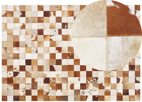 Tappeto tappetino in pelle di vacchetta marrone e bianca 160 x 230 cm motivo patchwork Beliani
