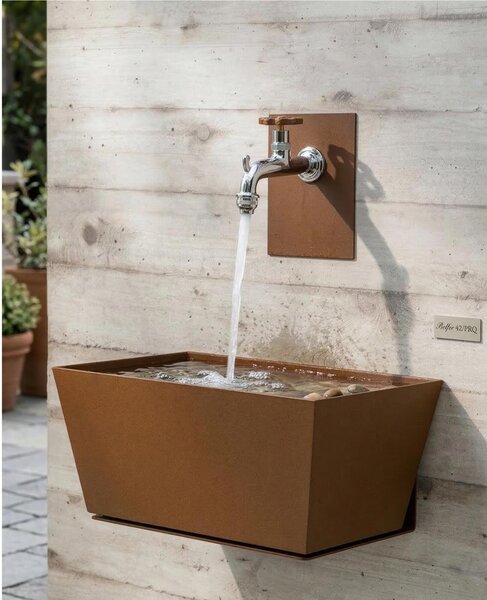 Fontana da Parete Giardino con Rubinetto e Vasca Dimensioni 45x29xh 20cm - peso 8,5 kg capacit� vasca 28 Lt, con rubinetto, Garantita contro la ruggine Colore Ruggine