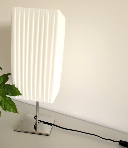 Lampada da tavolo plissettata con attacco E27 con base cromata