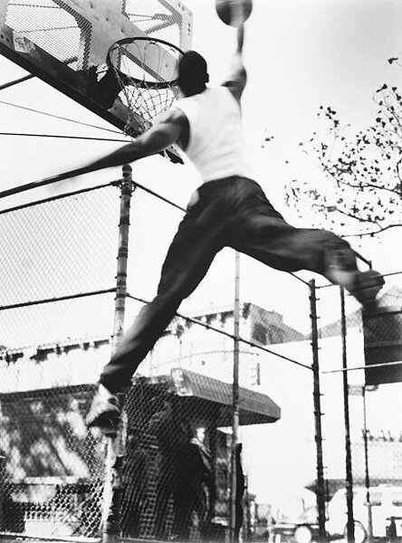 Fotografia Man playing basketball low angle view, Hitoshi Nishimura, (30 x 40 cm)