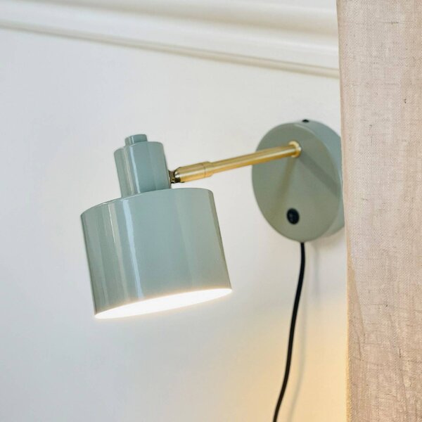Dyberg Larsen Applique Ocean, color oliva, sporgenza 30 cm Ocean, Verde, Soggiorno / Sala da pranzo, Metallo, Design