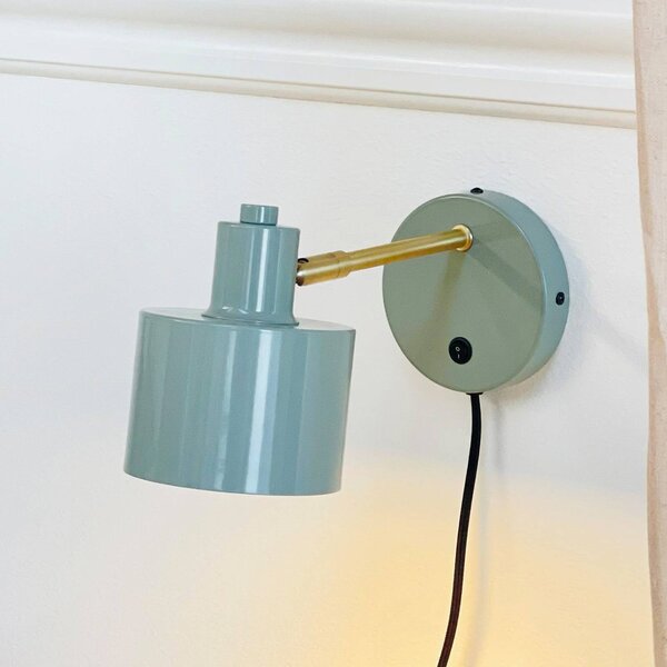 Dyberg Larsen Applique Ocean, color oliva, sporgenza 30 cm Ocean, Verde, Soggiorno / Sala da pranzo, Metallo, Design