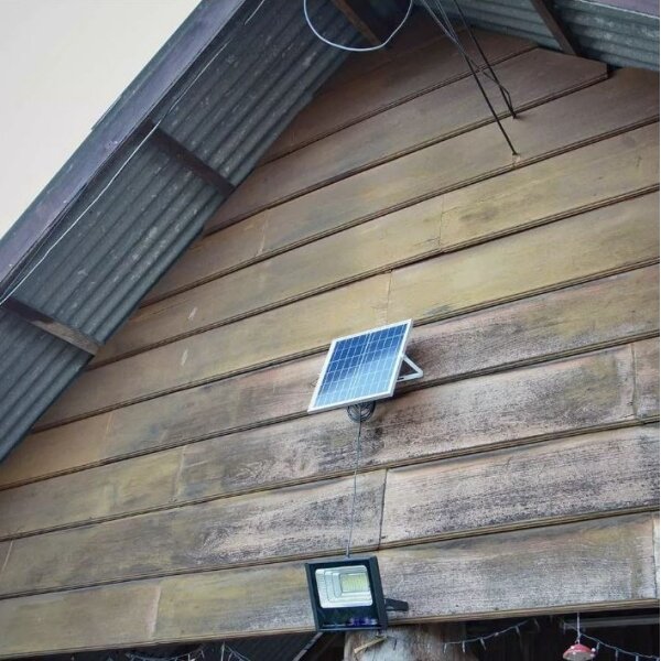 Faretto solare LED dimmerabile 12W 3,2V 6000K IP65 con telecomando