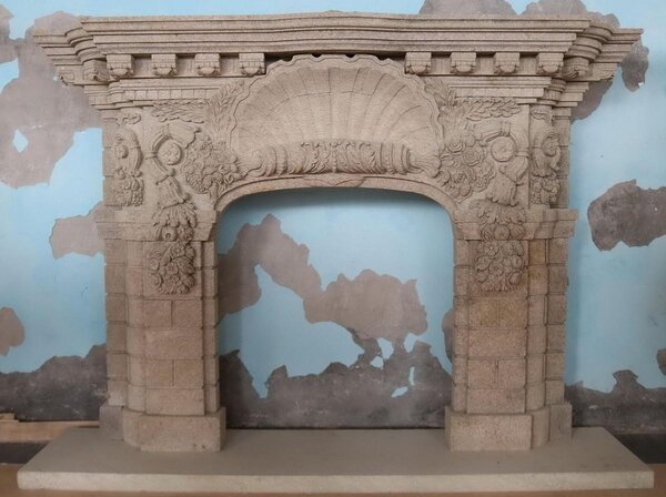 Casa Padrino, camino barocco in pietra arenaria grigio 207 x h. 151 cm