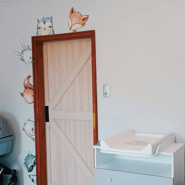 Animaletti adesivi intorno alla porta