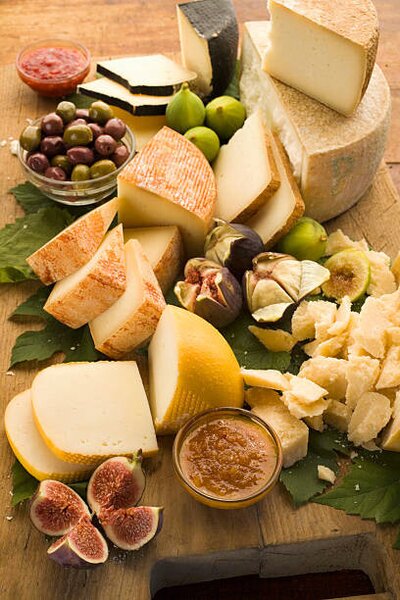 Fotografia Assorted Italian cheese with figs and olives, Jupiterimages