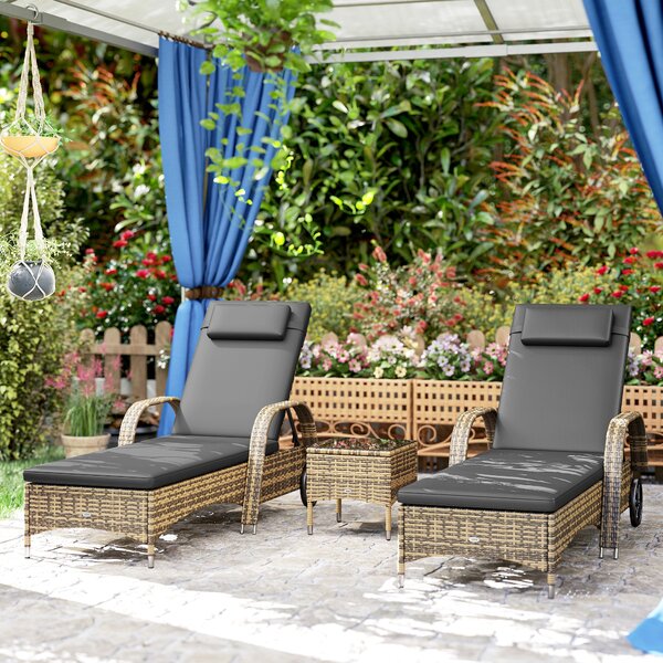 Outsunny Set di 2 lettini prendisole : materassi, poggiatesta, inclinazione regolabile, ruote + tavolino con vetro temperato grigio scuro | Aosom Italy